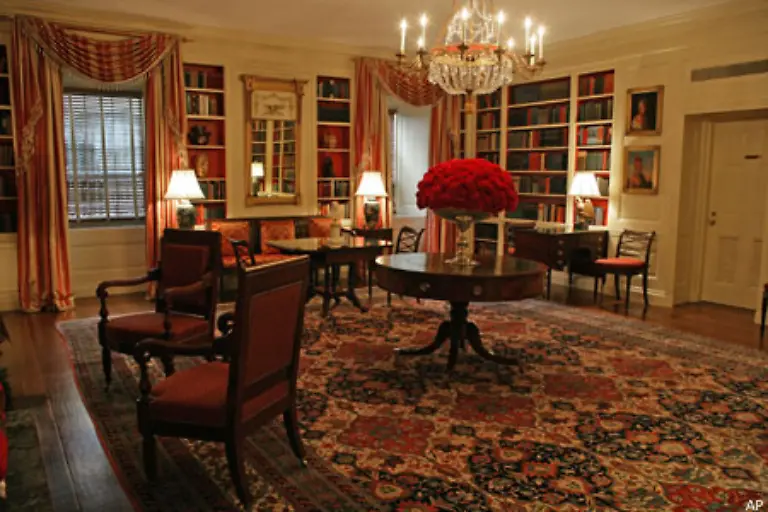 Sie-hat-den-beruehmten-Hollywood-Designer-Michael-Smith-der-vorzugsweise-neue-und-antike-Moebel-zu-einem-leichten-britischen-Stil-kombiniert-mit-der-Umgestaltung-der-Raeume-beauftragt