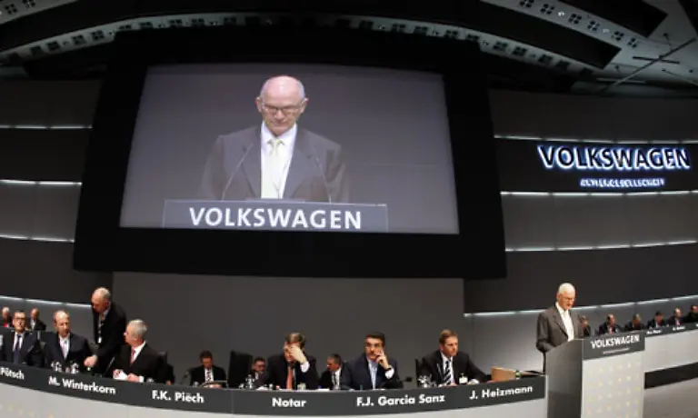 Nach-dem-Willen-von-Porsche-soll-die-fuer-wichtige-Entscheidungen-auf-der-Hauptversammlung-noetige-qualifizierte-Mehrheit-von-80-Prozent-auf-75-Prozent-gesenkt-werden-Dies-richtet-sich-vor-allem-gegen-das-Land-Niedersachsen