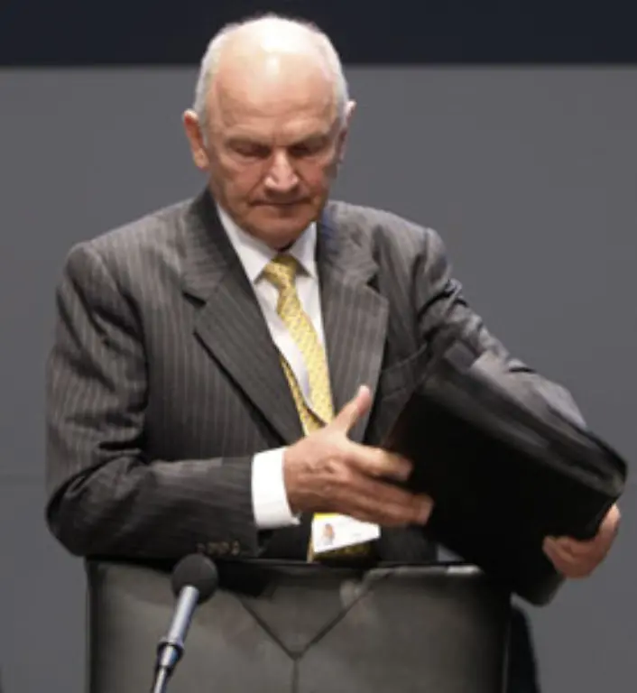 Pich-der-selbst-Miteigentuemer-von-Porsche-ist-faellt-dem-Sportwagenbauer-in-den-Ruecken-Er-laesst-den-Antrag-der-Arbeitnehmerseite-passieren-wonach-Geschaefte-zwischen-Porsche-und-Audi-nur-mit-Zustimmung-des-VW-Aufsichtsrates-moeglich-sein-sollen