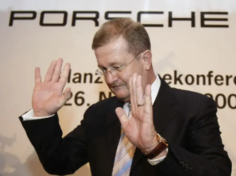 26-November-Wiedeking-kuendigt-an-der-Sportwagenbauer-werde-seine-Mehrheit-an-VW-voraussichtlich-doch-nicht-mehr-2008-auf-ueber-50-Prozent-erhoehen-Grund-ist-der-weiterhin-hohe-Kurs-der-VW-Aktie