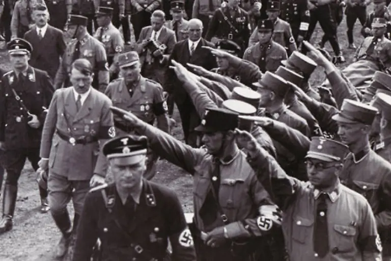 Aber-der-Partei-droht-nicht-nur-eine-Spaltung-Die-aufwendigen-Wahlkaempfe-1932-haben-sie-zudem-in-eine-finanzielle-Krise-gefuehrt-Die-NSDAP-ist-geschwaecht-Nationalistische-Kreise-wollen-diese-Situation-ausnutzen-Sie-versuchen-Hitler-zu-instrumentalisieren
