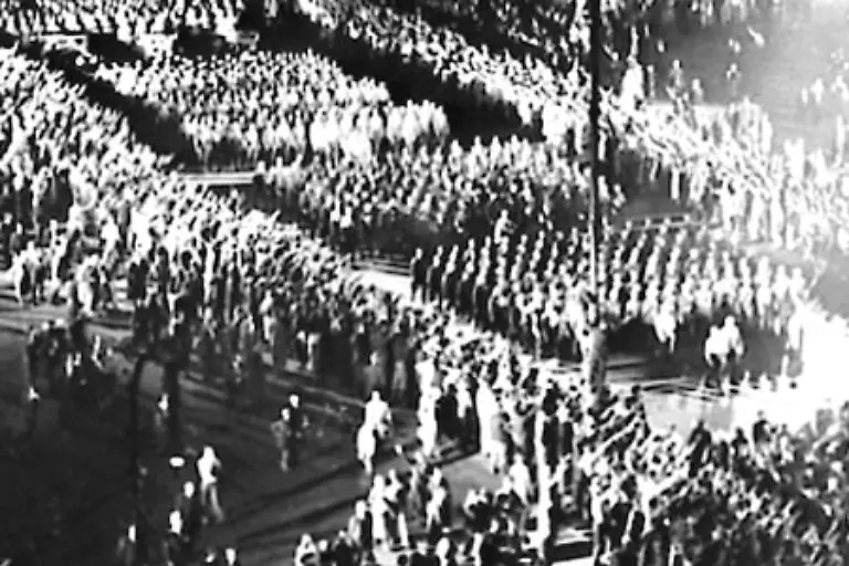 Am-Abend-der-Vereidigung-ziehen-20-000-Mitglieder-der-SA-durch-Berlin-Die-Nationalsozialisten-feiern-den-Weg-zur-Macht-Doch-viele-Beobachter-und-Journalisten-halten-das-Kabinett-nur-fuer-eine-weitere-kurzfristige-Regierung-der-Weimarer-Republik