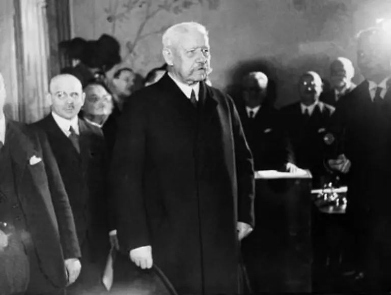 Bei-den-Reichstagswahlen-am-5-Maerz-1933-erreicht-die-NSDAP-keine-absolute-Mehrheit-obwohl-KPD-und-SPD-im-Wahlkampf-massiv-behindert-werden-Hitler-geht-deshalb-erneut-eine-Koalition-mit-den-Deutschnationalen-ein