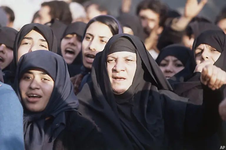 Aber-es-gibt-noch-weitere-Einschnitte-Frauen-duerfen-viele-Berufe-nicht-mehr-ergreifen-so-etwa-nicht-mehr-Richterin-Polizistin-oder-Soldatin-werden-Musik-ausser-Marschmusik-wird-genauso-verboten-wie-Schach-Backgammon-und-alle-Kartenspiele