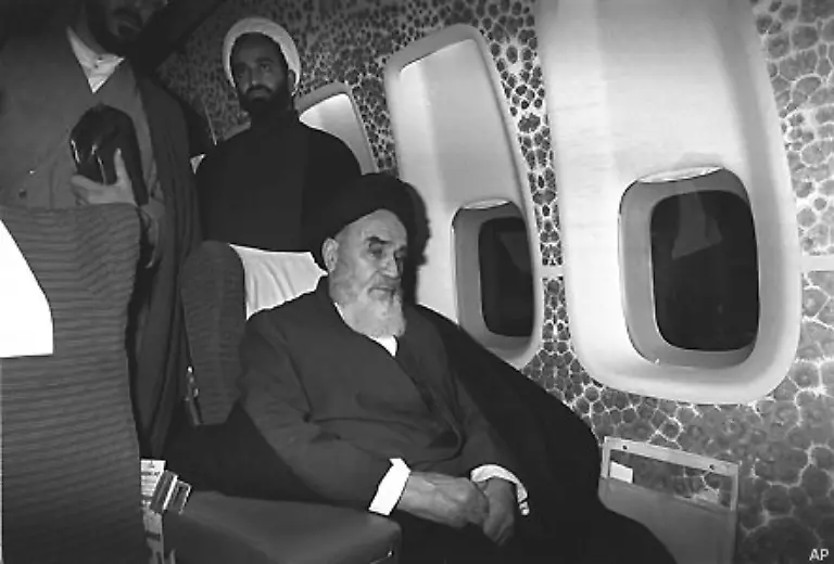 Initiator-und-Fuehrer-der-Islamischen-Revolution-war-Grossajatollah-Ruhollah-Khomeini-der-am-1-Februar-1979-nach-15-Jahren-Exil-ins-Land-zurueckkehrte