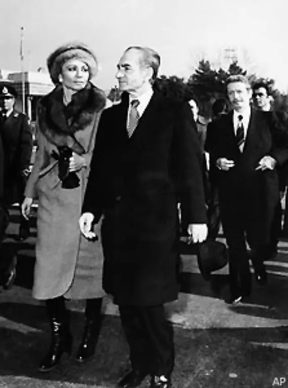 Zuvor-verlaesst-Schah-Reza-Pahlavi-am-16-Januar-1979-nach-andauernden-Unruhen-das-Land