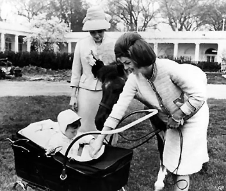 Die-Vereinigten-Staaten-pumpen-Millionen-Dollar-nach-Teheran-zur-Finanzierung-einer-gewaltigen-Militaermaschinerie-Kaiserin-Farah-mit-Jaqueline-Kennedy-im-Weissen-Haus