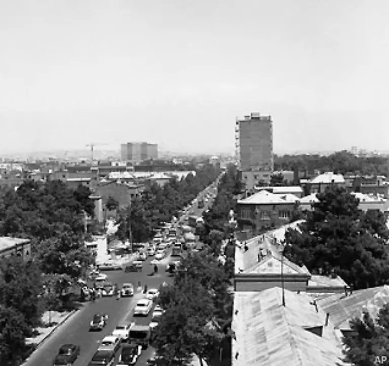 Die-Einnahmen-aus-der-sprudelnden-Oelfoerderung-kommen-aber-nicht-der-Bevoelkerung-zugute-sondern-fliessen-in-die-Taschen-einer-korrupten-Elite-die-ihren-Prunk-offen-zur-Schau-stellt-und-einen-westlichen-Lebensstil-pflegt