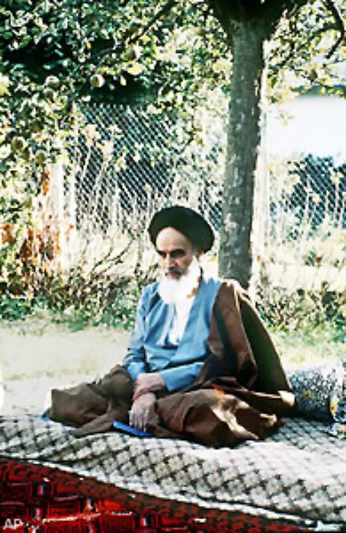 Im-Januar-1978-wird-Khomeini-in-einer-iranischen-Zeitung-als-kommunistischer-Verschwoerer-verunglimpft-Es-ist-der-Beginn-der-Islamischen-Revolution-und-gleichzeitig-der-Anfang-vom-Ende-des-Schahs