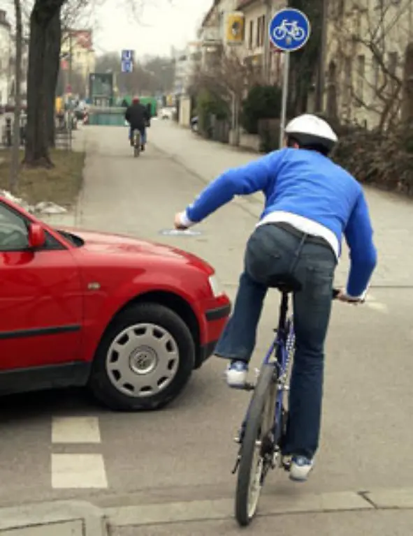 Radfahrer-preschen-heran-und-Fussgaenger-huschen-schnell-noch-ueber-die-Fahrbahn-Rechtsabbiegen-ist-auch-mit-gruenem-Pfeil-teilweise-ziemlich-unuebersichtlich-Als-Ausrede-gilt-das-aber-nicht-Wer-schwaechere-Verkehrsteilnehmer-gefaehrdet-zahlte-bislang-60-Euro