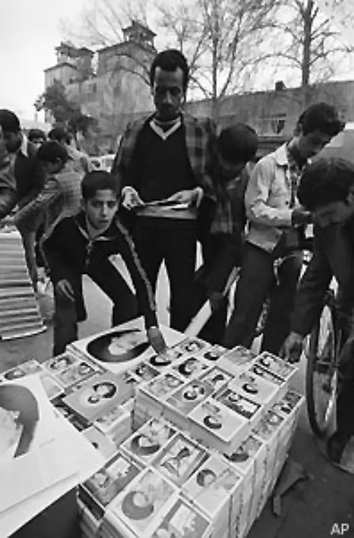 Zehn-Tage-spaeter-wird-die-2500-Jahre-alte-Monarchie-abgeschafft-In-einem-Referendum-entscheiden-sich-ueber-90-Prozent-der-Waehler-fuer-die-Islamische-Republik-Iran