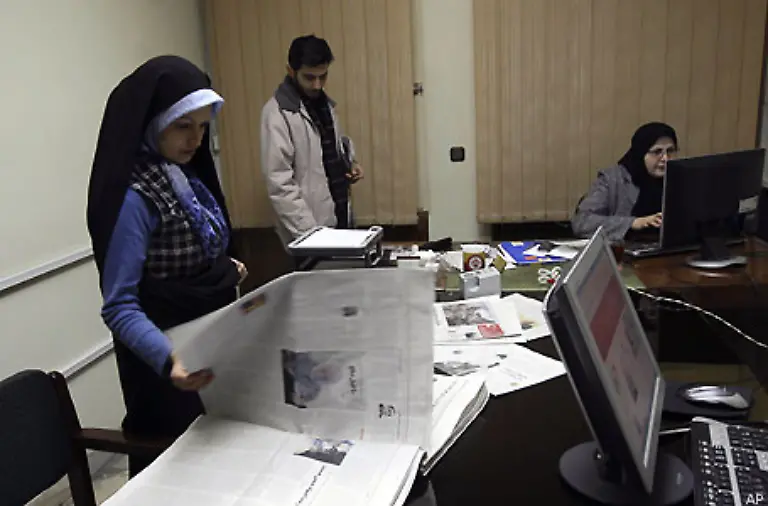 Mehrere-Aufforderungen-von-Studenten-und-Dissidenten-die-gleiche-Abstimmung-noch-einmal-zu-veranstalten-werden-vehement-abgelehnt-Redaktionsraeume-der-verbotenen-Zeitung-Kargozaran