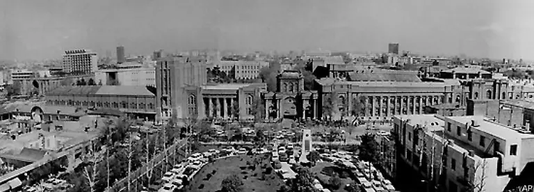 Banken-und-Versicherungen-werden-verstaatlicht-auslaendische-Investoren-verlassen-das-Land-Wenige-Wochen-nach-dem-Umsturz-liegt-die-Wirtschaft-am-Boden