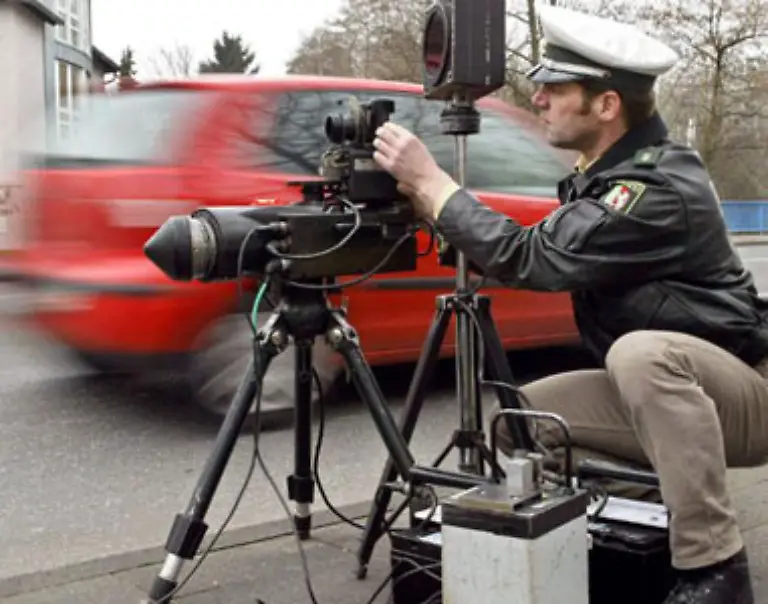 Wer-ueber-70-km-h-zu-viel-auf-dem-Tacho-hat-zahlt-innerorts-680-Euro-ausserhalb-geschlossener-Ortschaften-immerhin-600-Euro