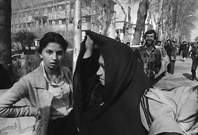 Besonders-fuer-die-iranischen-Frauen-bedeutet-der-Umsturz-vom-Februar-1979-eine-drastische-Umstellung