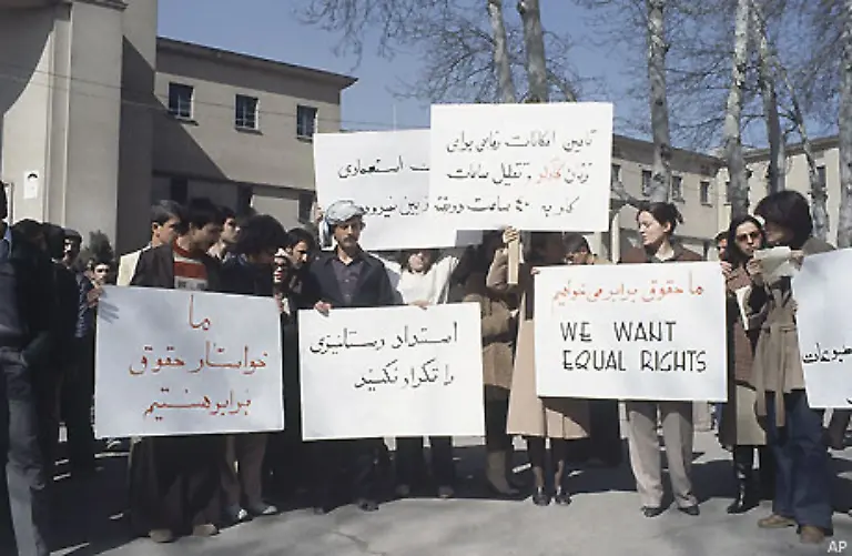 Laut-islamischen-Vorschriften-muessen-sie-nun-einen-Schleier-und-einen-langen-Mantel-tragen-damit-in-der-Oeffentlichkeit-Haare-und-Koerperkonturen-nicht-zu-sehen-sind