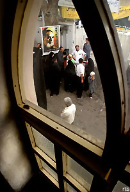 99-3-Prozent-der-Bevoelkerung-stimmen-am-31-Maerz-1979-fuer-die-von-ihrem-geistlichen-Fuehrer-proklamierte-neue-Staatsform-Am-1-April-wird-Iran-zu-dem-was-er-heute-noch-ist-eine-Islamische-Republik