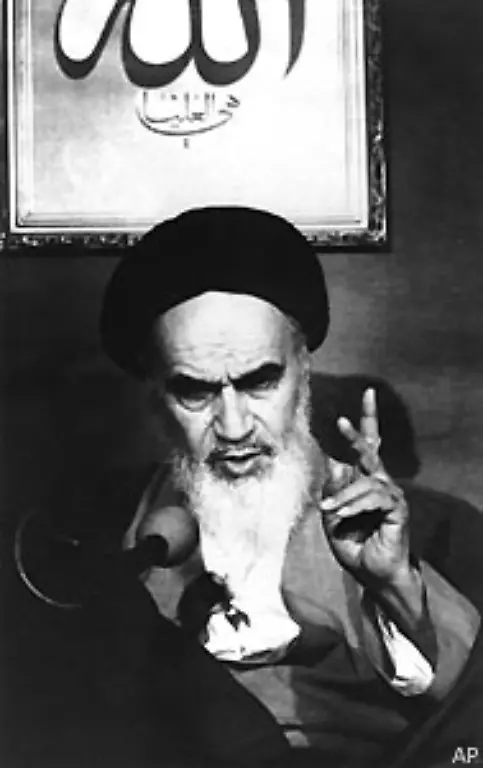 Die-neue-Verfassung-die-im-Dezember-1979-in-Kraft-gesetzt-wird-macht-Khomeini-als-Wali-Faghih-oder-obersten-geistlichen-Fuehrer-zum-Staatsoberhaupt-dessen-Macht-groesser-ist-als-die-des-vom-Volk-gewaehlten-Praesidenten