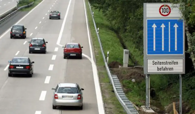 Auch-den-Seitenstreifen-sollte-man-nicht-zu-derartigen-Uebungen-missbrauchen-sonst-ist-man-mit-130-Euro-dabei-Das-Fahren-auf-dem-Seitenstreifen-ist-normalerweise-verboten-und-wird-nun-mit-75-Euro-bisher-50-bestraft