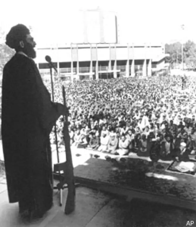 Nach-Khomeinis-Tod-im-Juni-1989-erhaelt-sein-Nachfolger-Ajatollah-Ali-Chamenei-dieselben-Privilegien-Demnach-hat-auch-er-das-letzte-Wort-bei-allen-politischen-Entscheidungen