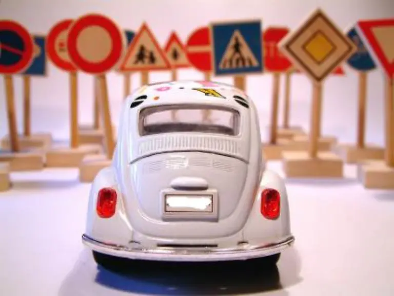 Vorfahrtsregeln-gelten-auch-auf-der-Autobahn-Ob-beim-Einfaedeln-oder-beim-Spurwechsel-Wer-andere-zum-Bremsen-zwingt-wird-mit-75-Euro-zur-Kasse-gebeten