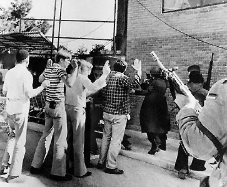 Todesurteile-in-Schnellgerichten-gegen-ehemalige-Funktionaere-des-Schah-Regimes-und-gegen-Dissidenten-und-vor-allem-die-444-Tage-waehrende-Besetzung-der-US-Botschaft-werden-im-Ausland-scharf-verurteilt