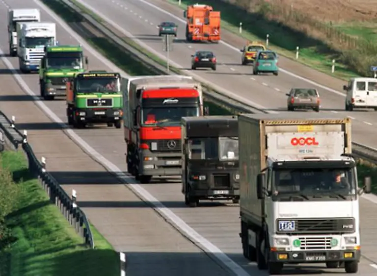 Sonntag-ist-Ruhetag-Das-gilt-zumindest-fuer-LKW-ueber-7-5-Tonnen-Fahrer-die-sich-dennoch-auf-der-Strasse-blicken-lassen-muessen-mit-40-Euro-Bussgeld-rechnen-der-Halter-zahlt-200-Euro