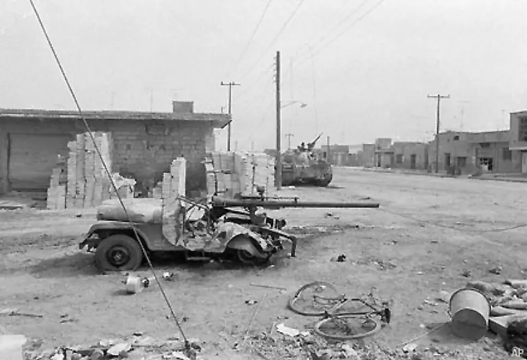 Weite-Teile-der-Grenzgebiete-im-Westen-und-Suedwesten-Irans-werden-in-dem-achtjaehrigen-Krieg-1980-1988-regelrecht-verwuestet-ueber-100-000-iranische-Soldaten-kommen-ums-Leben