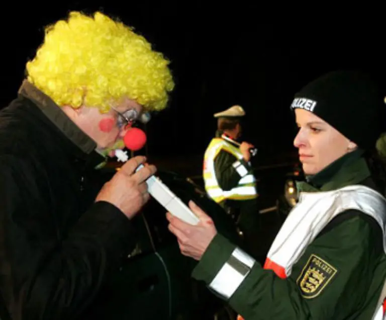 Wer-sich-unter-Alkohol-oder-Drogeneinfluss-am-Steuer-erwischen-laesst-kam-frueher-mit-250-Euro-recht-guenstig-davon-In-Zukunft-liegt-der-Einsteigerpreis-bei-500-Euro