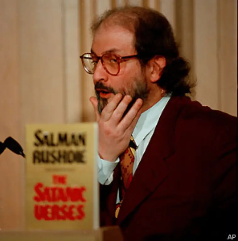 Immer-wieder-stoesst-der-Iran-auf-massive-internationale-Kritik-Im-Februar-1989-spricht-Khomeini-ein-Todesdekret-gegen-den-britisch-indischen-Autor-Salman-Rushdie-aus-dessen-Buch-Satanische-Verse-er-als-Gotteslaesterung-betrachtet