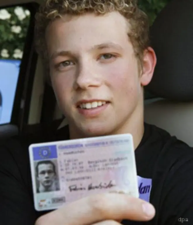 In-der-Probezeit-und-fuer-Fahrer-unter-21-Jahren-ist-Alkohol-komplett-tabu-Auch-ein-geringfuegiges-Ueberschreiten-der-Null-Promillegrenze-macht-die-Betroffenen-um-250-Euro-aermer