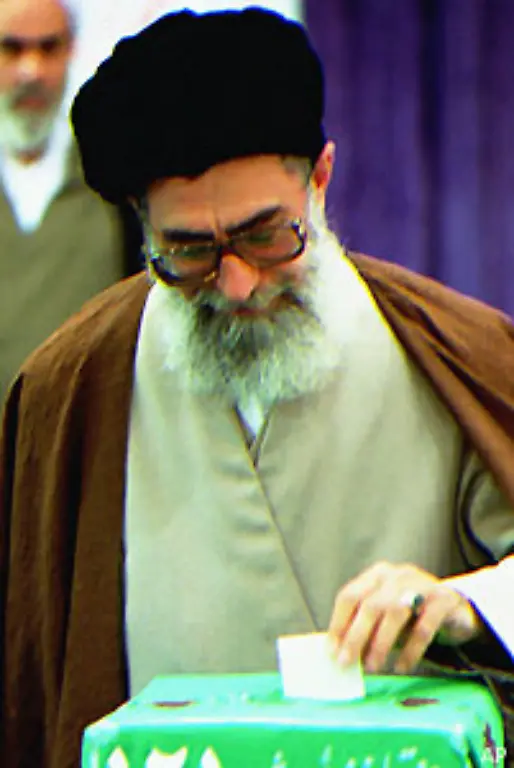 Der-Expertenrat-das-wichtigste-Gremium-des-Klerus-ernennt-den-damaligen-Staatspraesidenten-Ajatollah-Ali-Chamenei-zum-Nachfolger