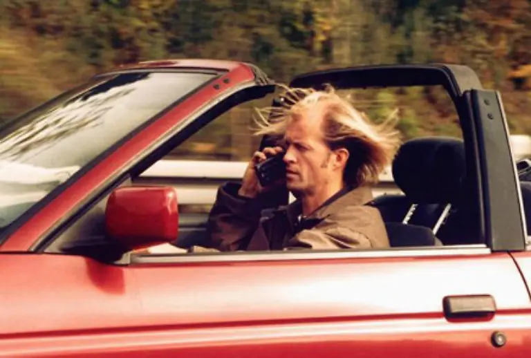 Telefonieren-am-Steuer-ist-eigentlich-seit-2001-verboten-viele-tun-es-trotzdem-Ob-unter-den-Quasselstrippen-besonders-viele-CDU-Waehler-sind-ist-unbekannt-Die-geplante-Erhoehung-des-Bussgelds-von-40-auf-70-Euro-scheiterte-jedenfalls-am-Widerstand-der-Union