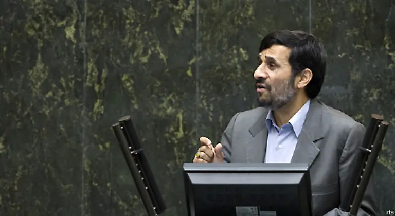 Das-Blatt-wendet-sich-jedoch-im-August-2005-mit-dem-Amtsantritt-von-Mahmud-Ahmadinedschad-der-nicht-nur-das-kontroverse-Atomprogramm-gegen-den-Willen-der-internationalen-Gemeinschaft-fortsetzt