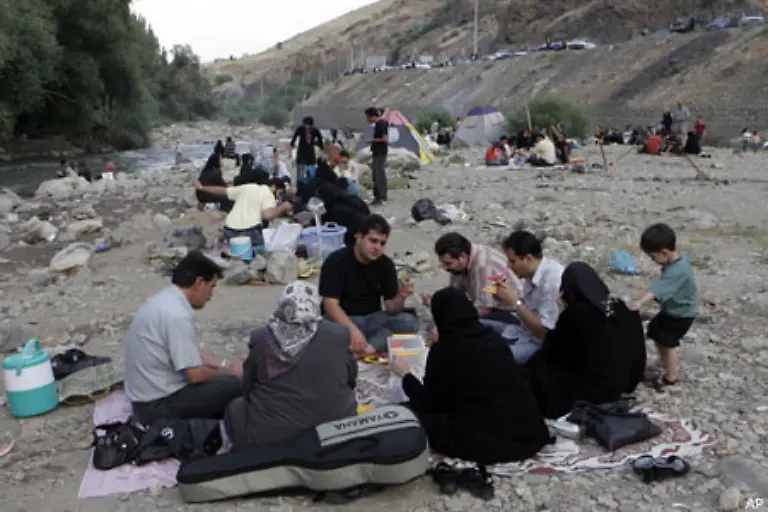 Sowohl-der-einflussreiche-konservative-Klerus-als-auch-die-Revolutionsgarden-haben-nach-wie-vor-wenig-Toleranz-fuer-liberale-und-weltliche-Ansichten