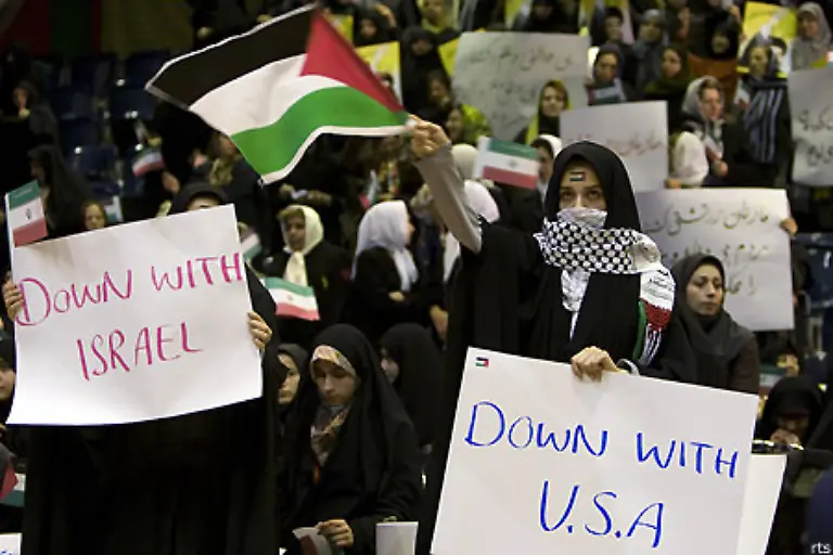 Besonders-die-Feindseligkeit-gegenueber-Israel-und-die-Unterstuetzung-fuer-die-im-Westen-als-Terroristen-eingestuften-anti-israelischen-Gruppen-sowie-die-Sorge-um-die-atomaren-Plaene-haben-das-Land-erneut-isoliert-und-zu-UN-Sanktionen-gefuehrt