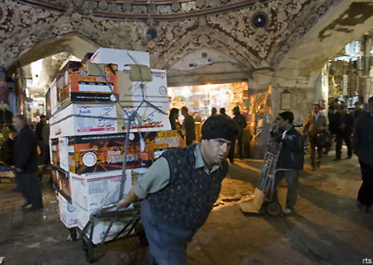 Auch-im-Land-schwelt-eine-politische-Krise-durch-den-Rueckgang-der-Oelpreise-ist-das-gesamte-Wirtschaftsgefuege-erschuettert-Die-Einnahmen-aus-der-Oelfoerderung-reichen-nicht-mehr-um-gewaltige-Subventionen-und-Importe-zu-finanzieren