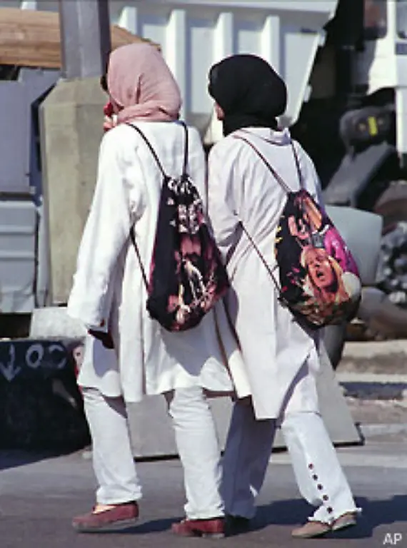 Immer-weniger-junge-Frauen-sind-gewillt-die-strengen-Kleidervorschriften-zu-befolgen-Weit-mehr-als-die-Haelfte-der-Iraner-hat-die-Revolution-nicht-mehr-erlebt