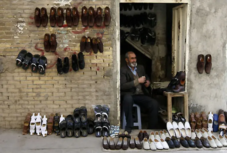 Vielmehr-fuehren-viele-Iraner-ein-Doppelleben-nach-aussen-werden-die-strengen-religioesen-Vorgaben-erfuellt-im-Privaten-werden-Witze-ueber-Ahmadinedschad-gemacht-und-ein-westlicher-Lebensstil-gepflegt