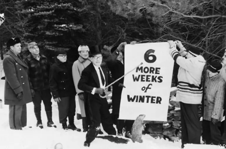 Wurde-der-Groundhog-Day-erstmals-1841-im-Tagebuch-eines-Ladenbesitzers-in-Pennsylvania-erwaehnt-pilgerten-die-Menschen-zum-ersten-Mal-am-2-Februar-1887-offiziell-nach-Gobbler-s-Knob-um-ihren-Punxsutawney-Phil-zu-wecken