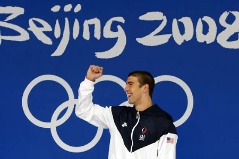 bei-den-Olympischen-Spielen-im-Sommer-in-Peking-waren-es-genau-8-Damit-hat-er-den-Rekord-von-Mark-Spitz-aus-dem-Jahr-1972-7-verbessert-und-ist-mit-14-Olympiasiegen-der-erfolgreichste-Sportler