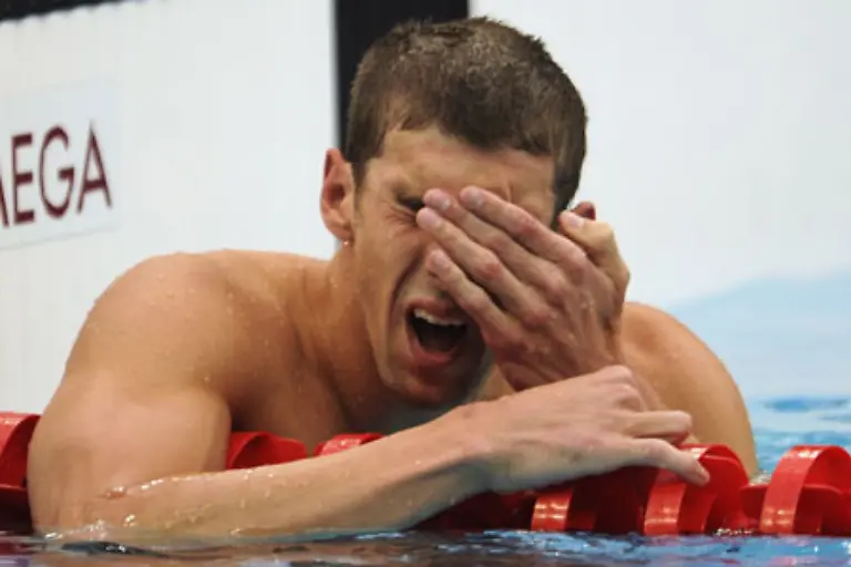 Das-Phaenomen-Er-scheint-sich-dabei-nicht-zu-verausgaben-Er-springt-ins-Wasser-gewinnt-und-klettert-wieder-raus-Jetzt-aber-schaemt-er-sich