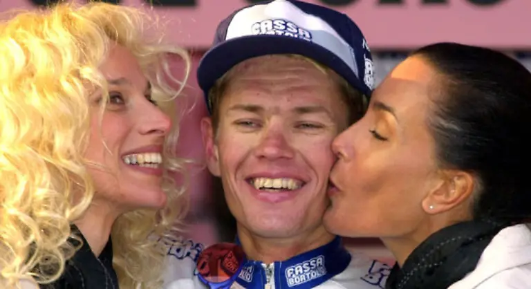 Eine-gute-Geschichte-hatte-auch-der-Litauer-Raimondas-Rumsas-auf-Lager-Bei-der-Tour-de-France-2002-belegte-er-Platz-drei-Und-uebergab-anschliessend-seiner