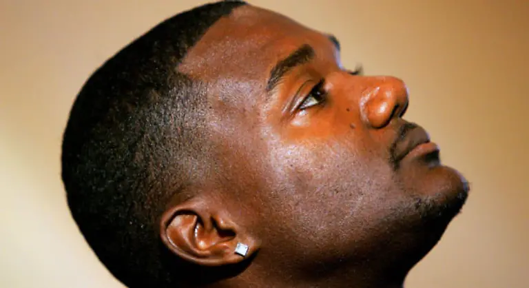 Sprinter-Justin-Gatlin-wurde-2001-mal-wieder-positiv-auf-Testosteron-gestestet-Seine-Entschuldigung-Der-Masseur-habe-ihm-die-Beine-mit-einer-testosteronhaltigen-Salbe-positiv-massiert-Der-Beschuldigte-wies-die-Vorwuerfe-zurueck-Gatlin-wurde-gesperrt