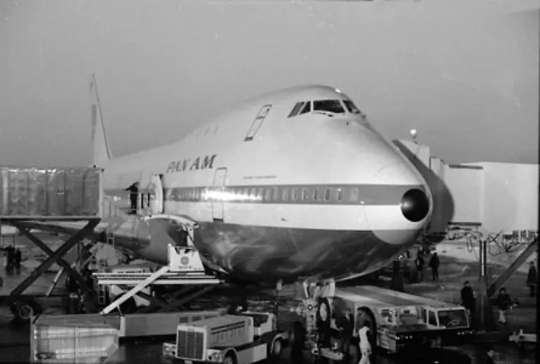 Mit-den-ersten-Maschinen-die-fuer-die-US-Airline-Pan-Am-gefertigt-wurden-begann-die-Erfolgsgeschichte-des-Jumbo-Jets-Lange-Jahre-setzten-die-747-Maschinen-den-Massstab-als-groesstes-Flugzeug-der-Welt