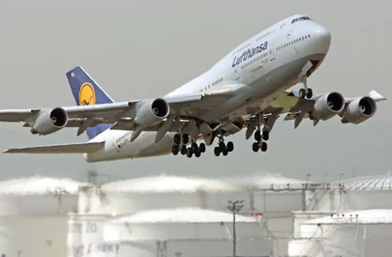 Die-Lufthansa-betreibt-derzeit-30-Passagierflugzeuge-des-Typs-747-400-Mit-einer-Reichweite-von-12750-Kilometern-ist-das-Flugzeug-auch-fuer-die-weiteste-Nonstop-Strecke-der-Airline-von-Frankfurt-nach-Buenos-Aires-geeignet