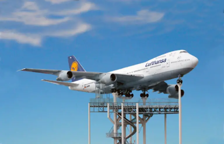 Aus-wirtschaftlicher-Sicht-war-die-747-100-zunaechst-kein-Erfolg-167-Exemplare-wurden-von-der-Basisvariante-gefertigt-doch-bereits-1968-noch-vor-dem-Jungfernflug-des-747-Urtyps-wurde-bereits-der-Nachfolger-geordert-die-747-200