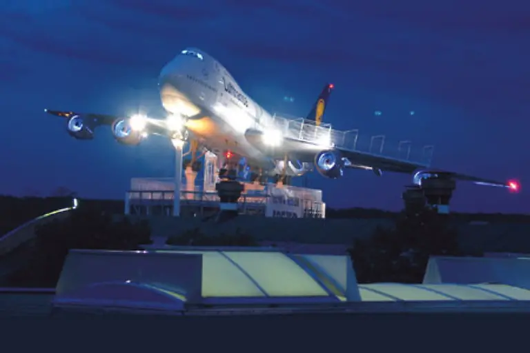 Der-Nachfolger-der-747-100-zeichnete-sich-vor-allem-durch-staerkere-Triebwerke-und-eine-groessere-Treibstoffkapazitaet-aus-Mit-389-Exemplaren-wurden-in-allen-Untervarianten-rund-doppelt-so-viele-Stueck-gebaut-wie-vom-Ursprungsmodell
