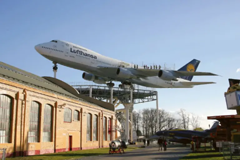 Heutzutage-koennen-Flugzeugbegeisterte-eine-alte-Lufthansa-Maschine-des-Typs-747-200-auch-in-allen-Details-im-Technik-Museum-Speyer-unter-die-Lupe-nehmen