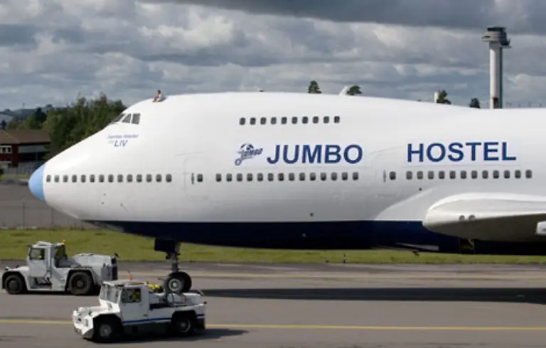 Wer-keine-Probleme-damit-hat-im-Flugzeug-in-den-Schlaf-zu-finden-dem-sei-ein-Trip-nach-Stockholm-empfohlen-Auf-dem-Arlanda-Airport-erwartet-eine-umgebaute-747-200-Flugzeugliebhaber-im-Jumbo-Hostel